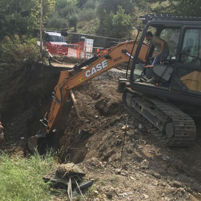 Un escavatore sta scavando una buca nel terreno