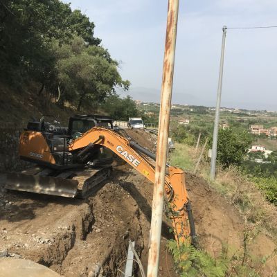 Un escavatore sta scavando una buca nel terreno