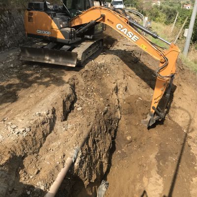 Un escavatore sta scavando una buca nel terreno