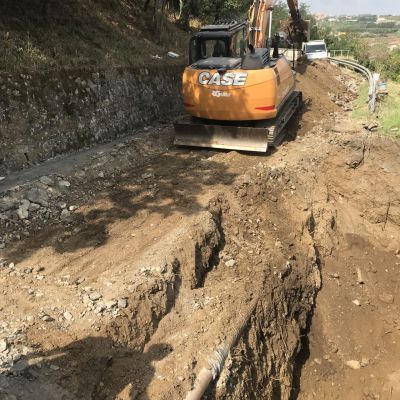 Un bulldozer sta guidando lungo una strada sterrata