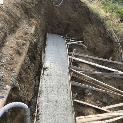 Un muro di cemento viene costruito in una trincea