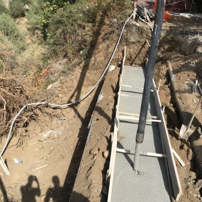 Una pompa per calcestruzzo viene utilizzata per versare il calcestruzzo in un foro