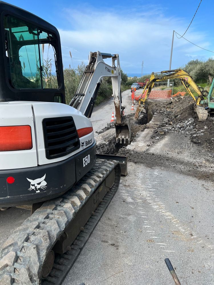 Un escavatore Bobcat è parcheggiato sul ciglio della strada.