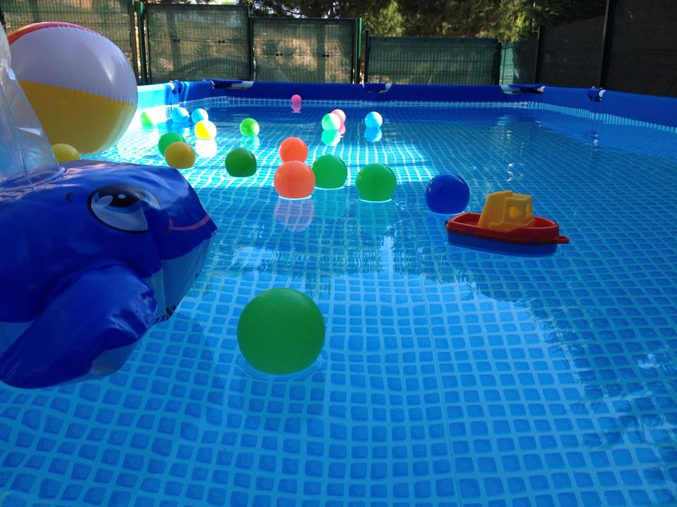 piscina addobbata con palloncini per festa privata