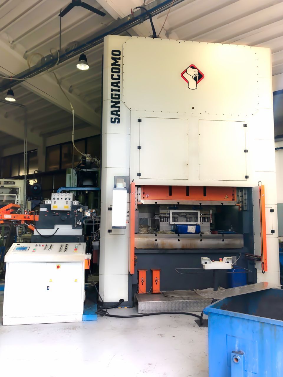 interno del reparto presse per metalli