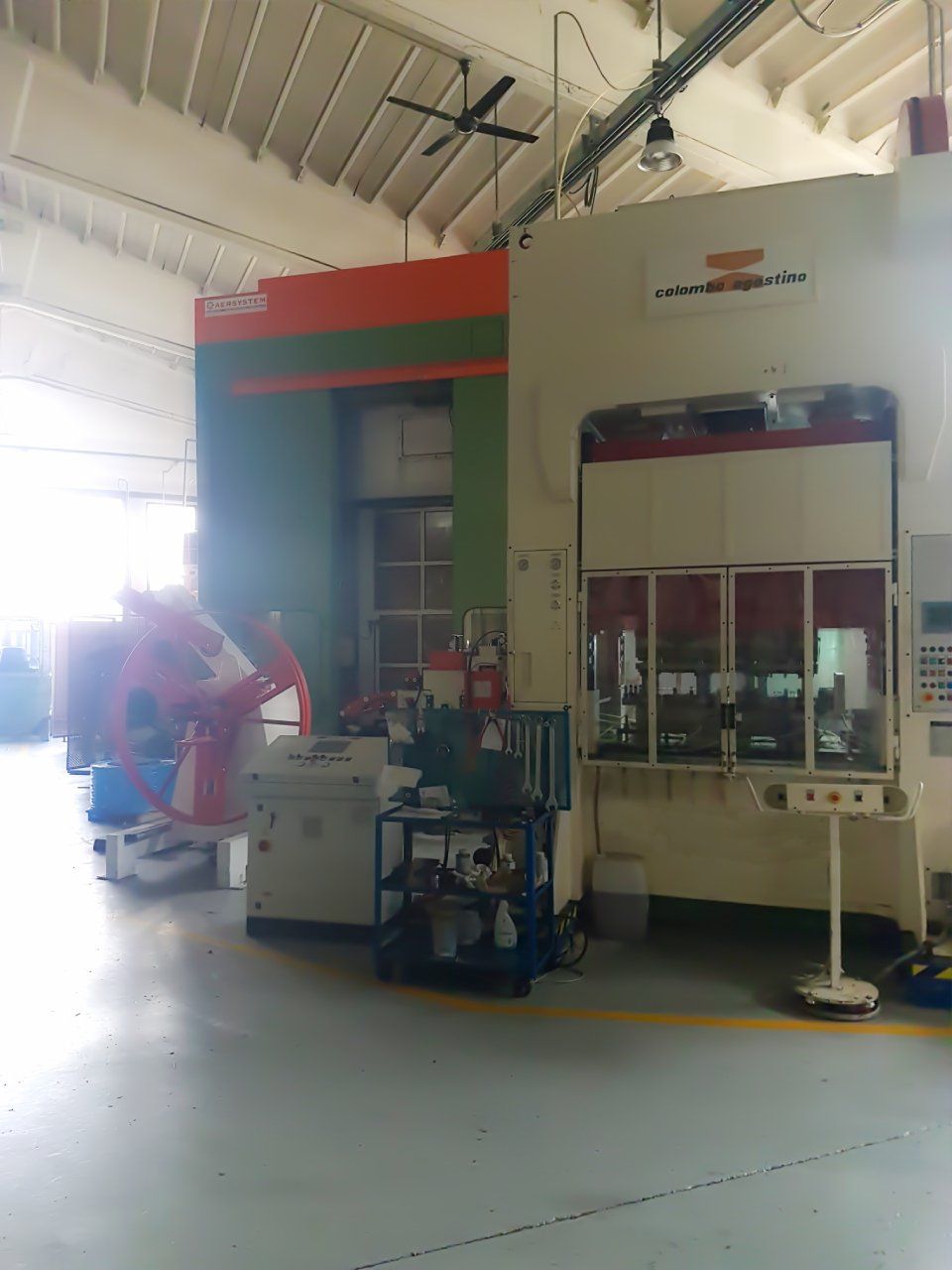 magazzino con reparto presse per metalli