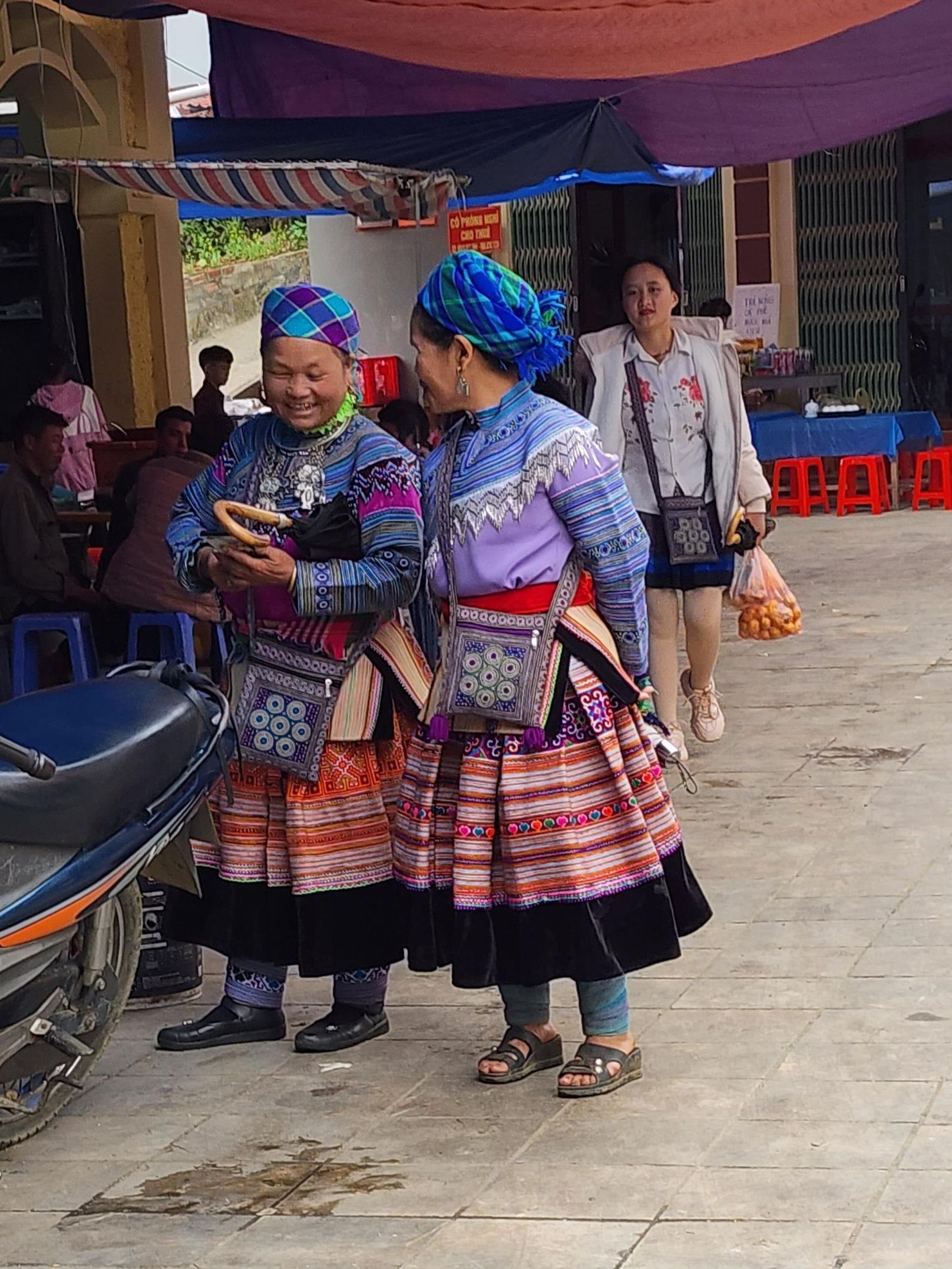 Flower Hmong women