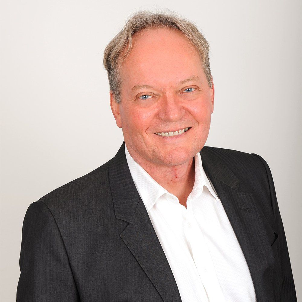 Glenn Coxan, smiling in a nice suit for clubmanager