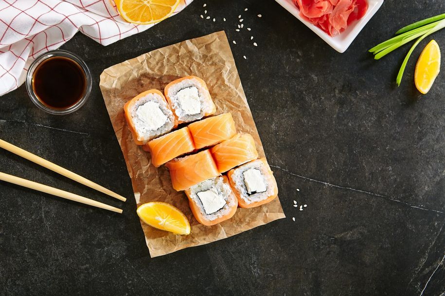 Sushi con pesce fresco