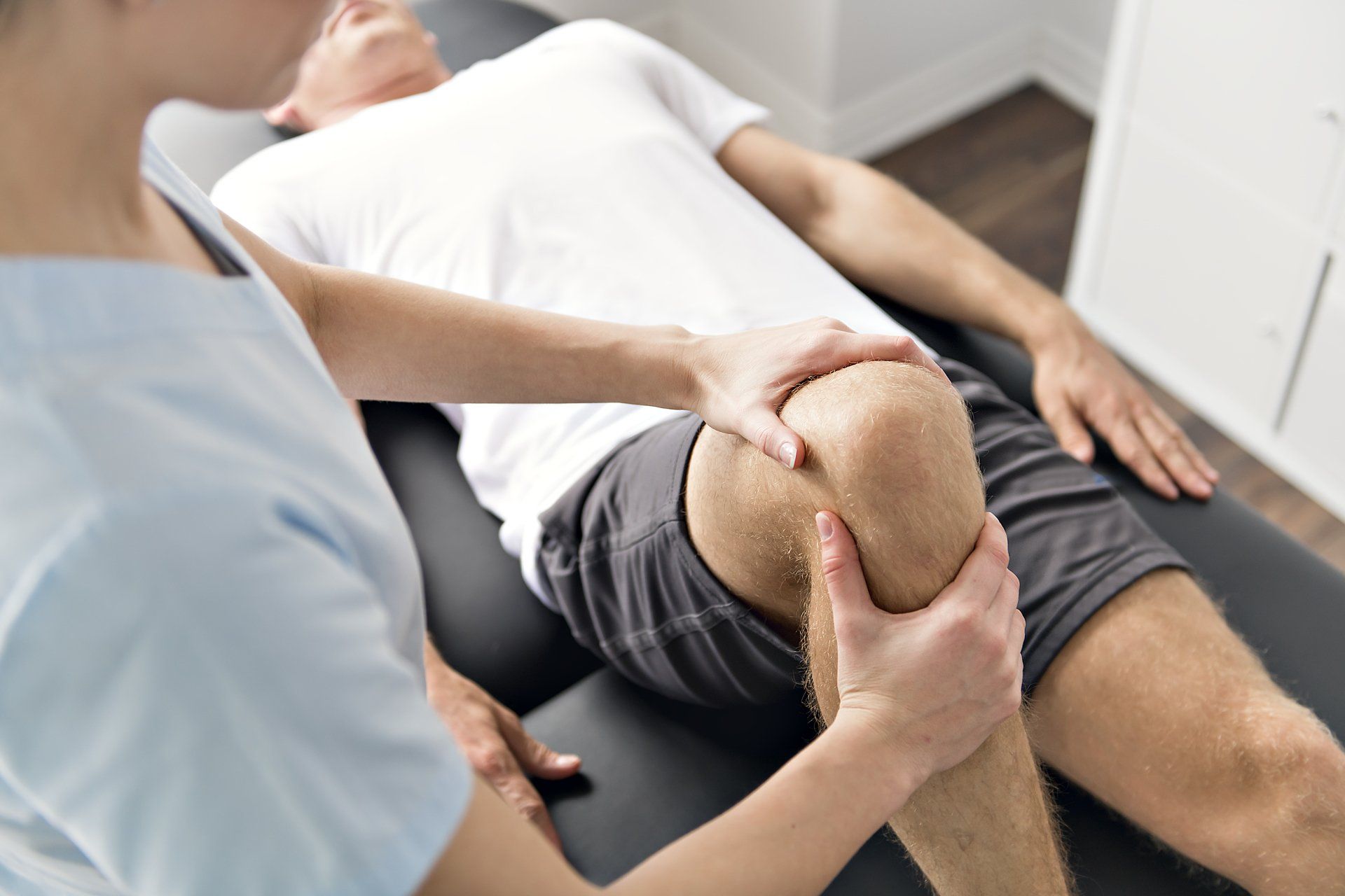 Patient with Knee Pain — Waterloo, IA — Fuelling Chiropractic Clinic