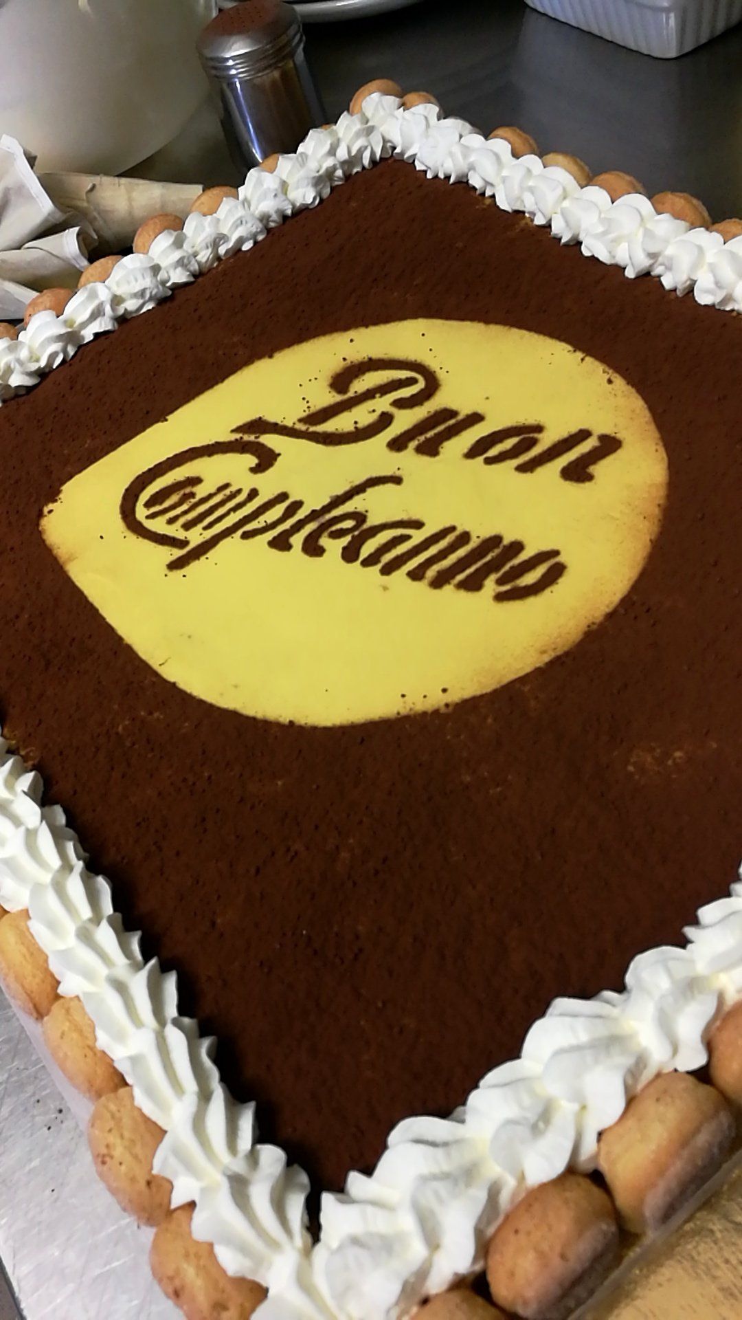 Torta tiramisù quadrata con la scritta 