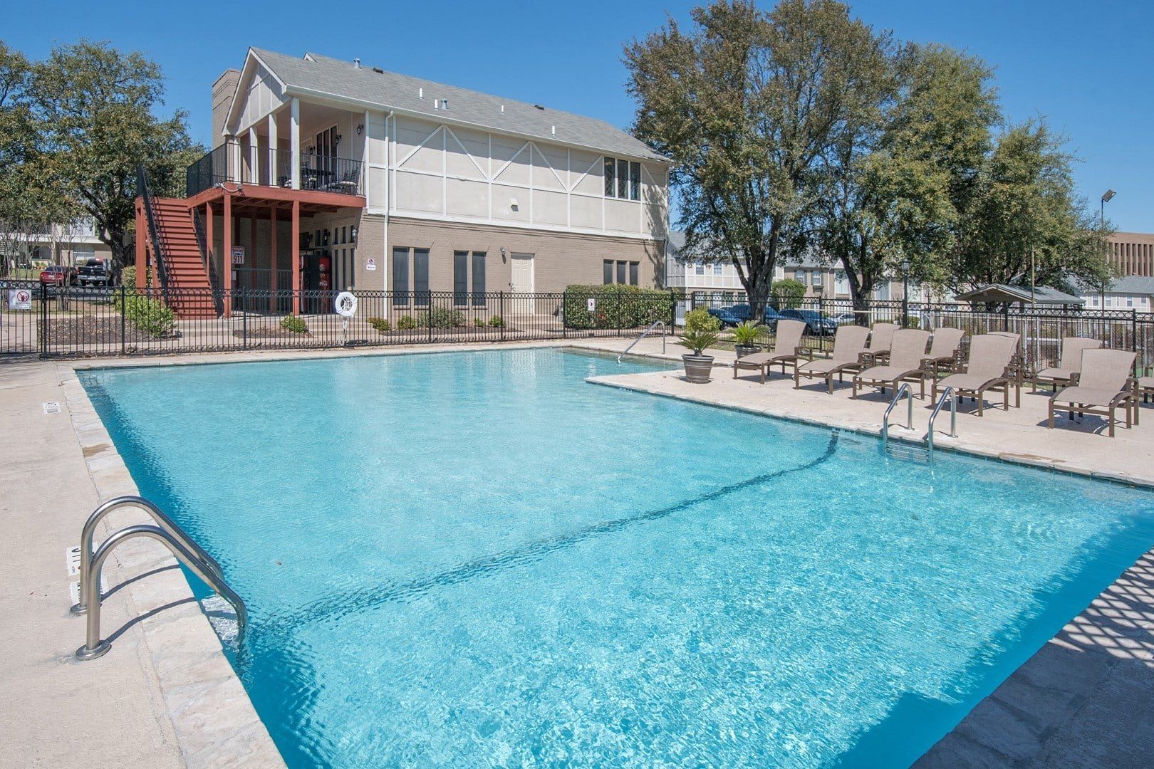 Chevy Chase Apartments, Neighborhood