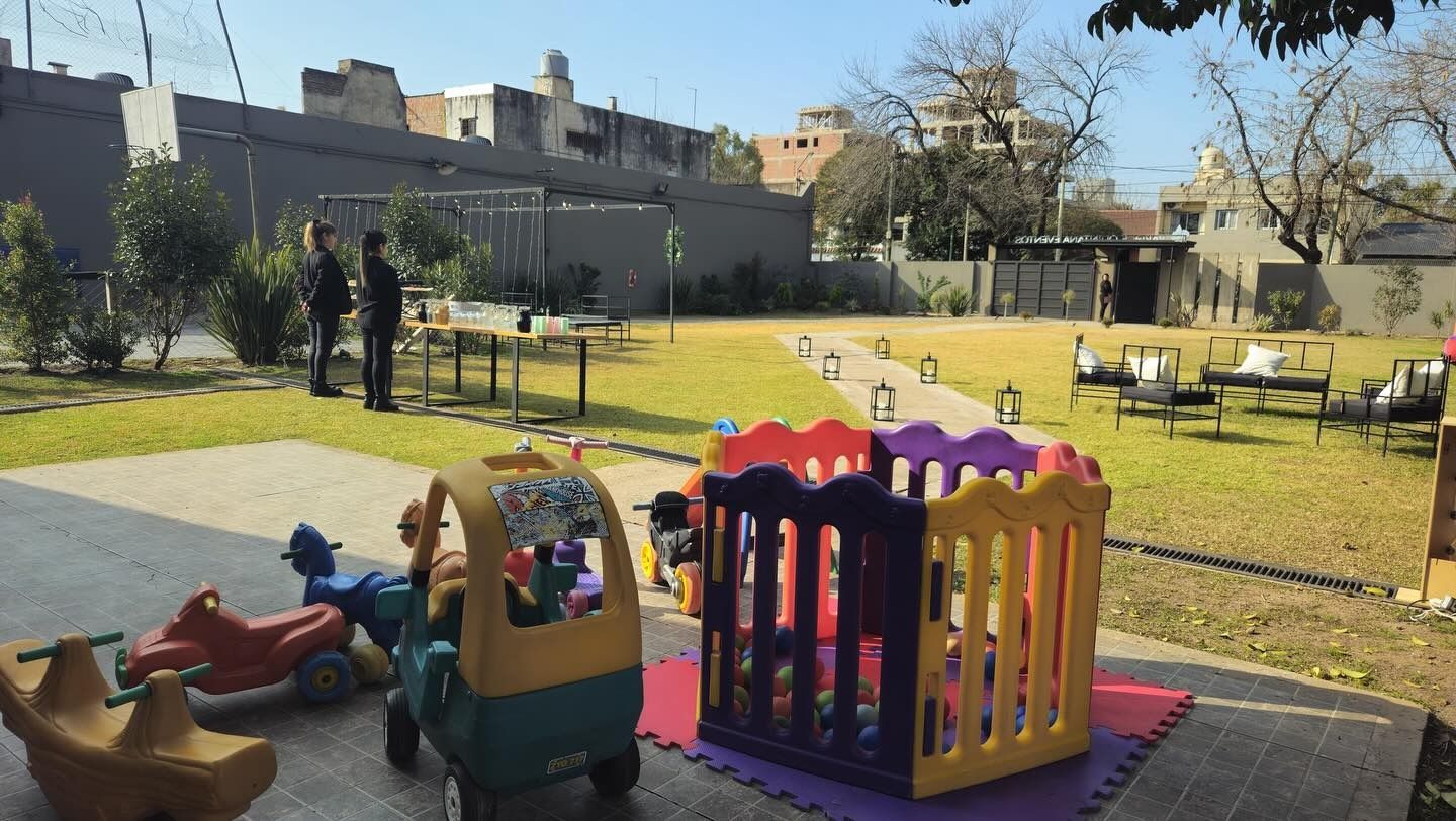 Parque de juegos al aire libre con juguetes, mesas y sillas pequeñas