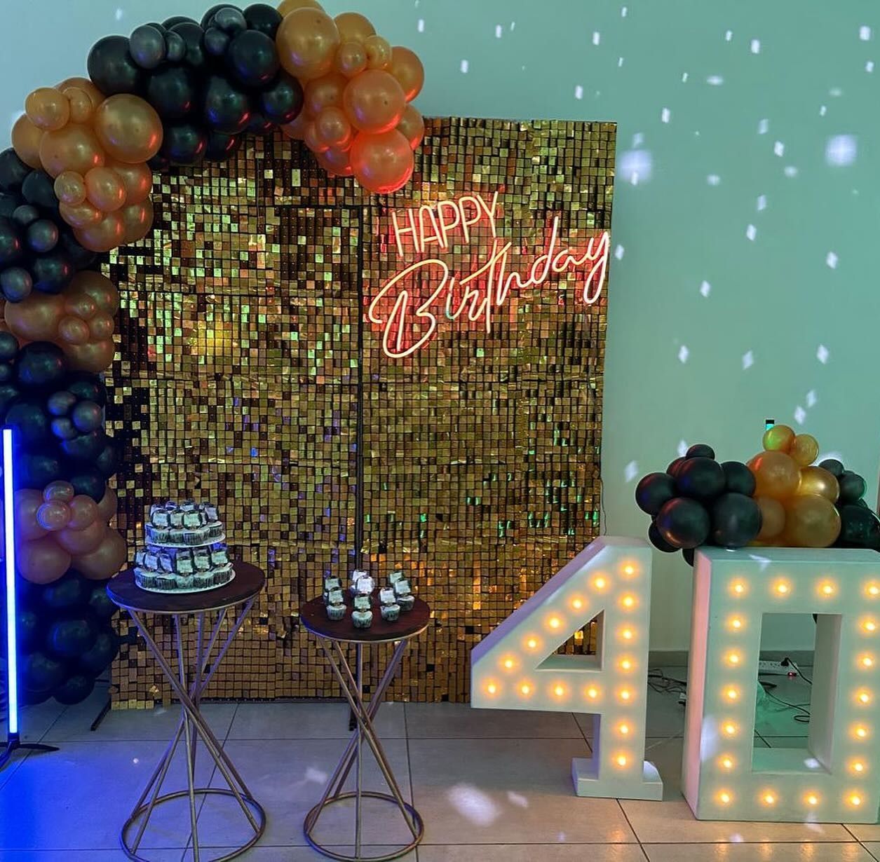 Celebración de cumpleaños con letrero de