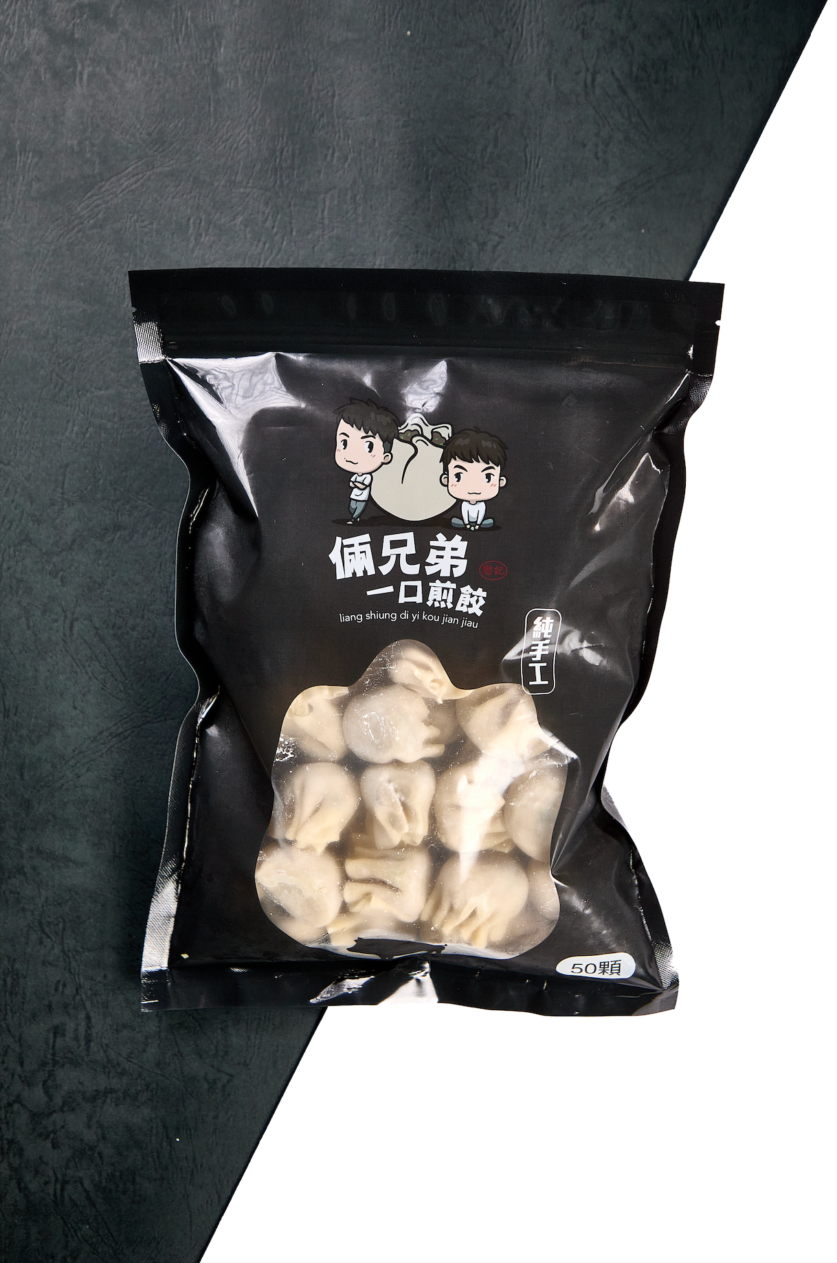桌上放著一袋寫有中文的食物。
