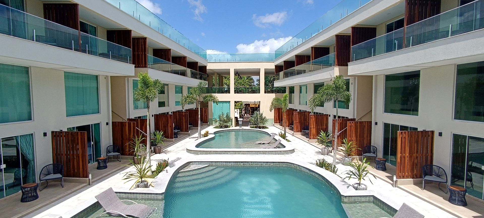 Uma grande piscina no meio de um prédio