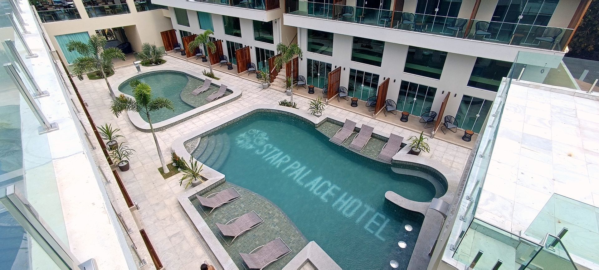 Uma vista aérea de um hotel com uma grande piscina