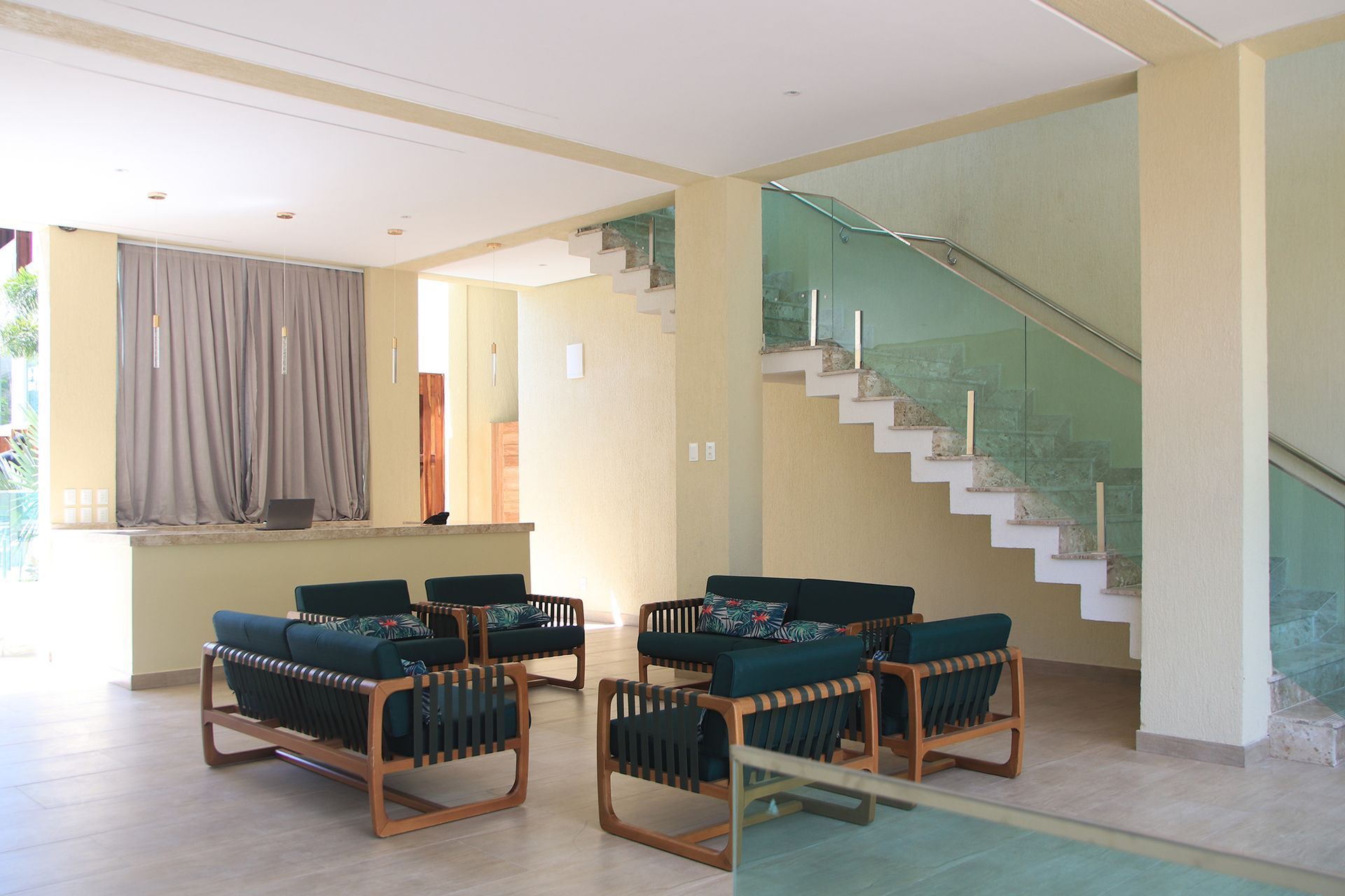 Uma sala de estar com sofá e cadeiras e escadas