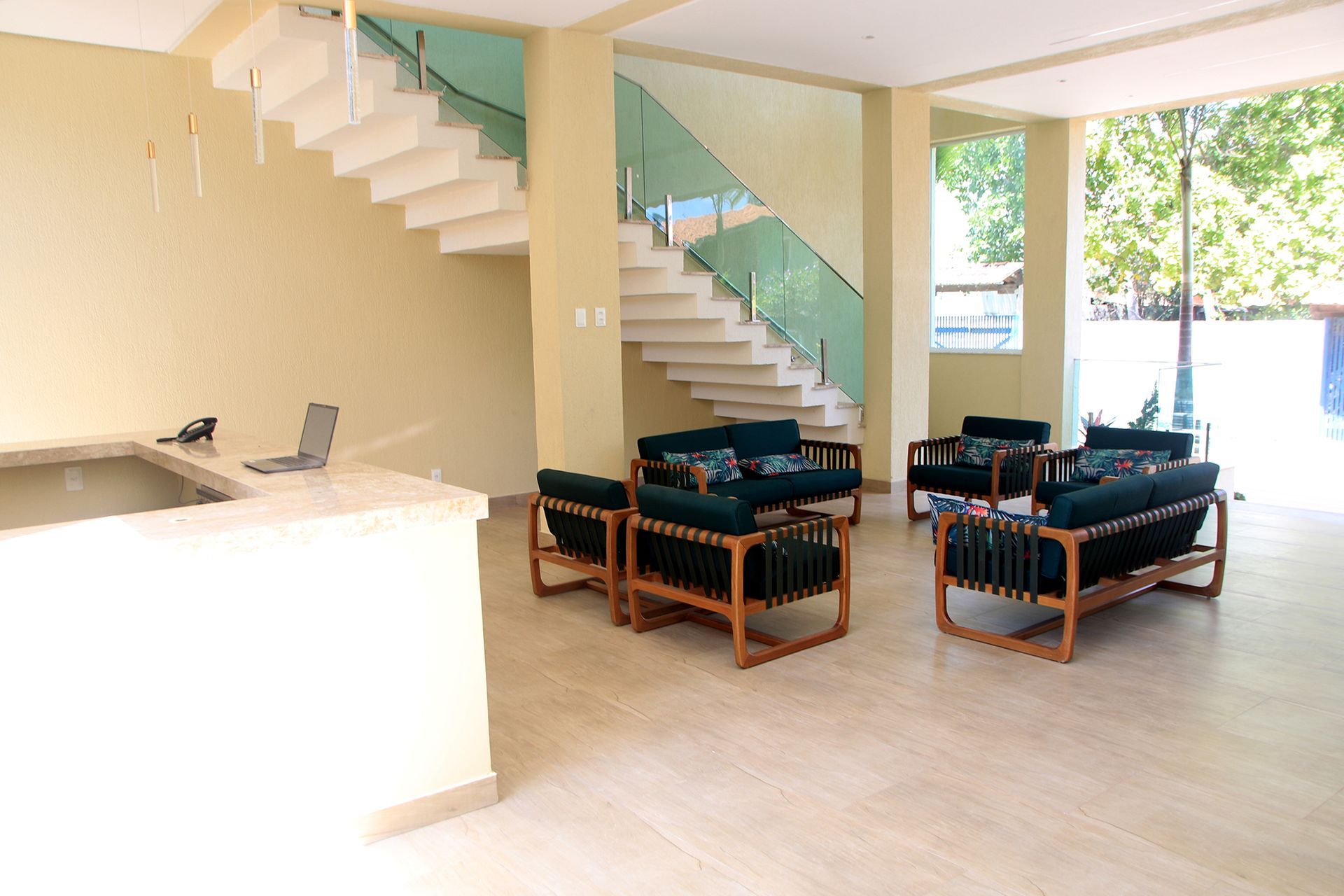 Uma sala com escada e muitos móveis