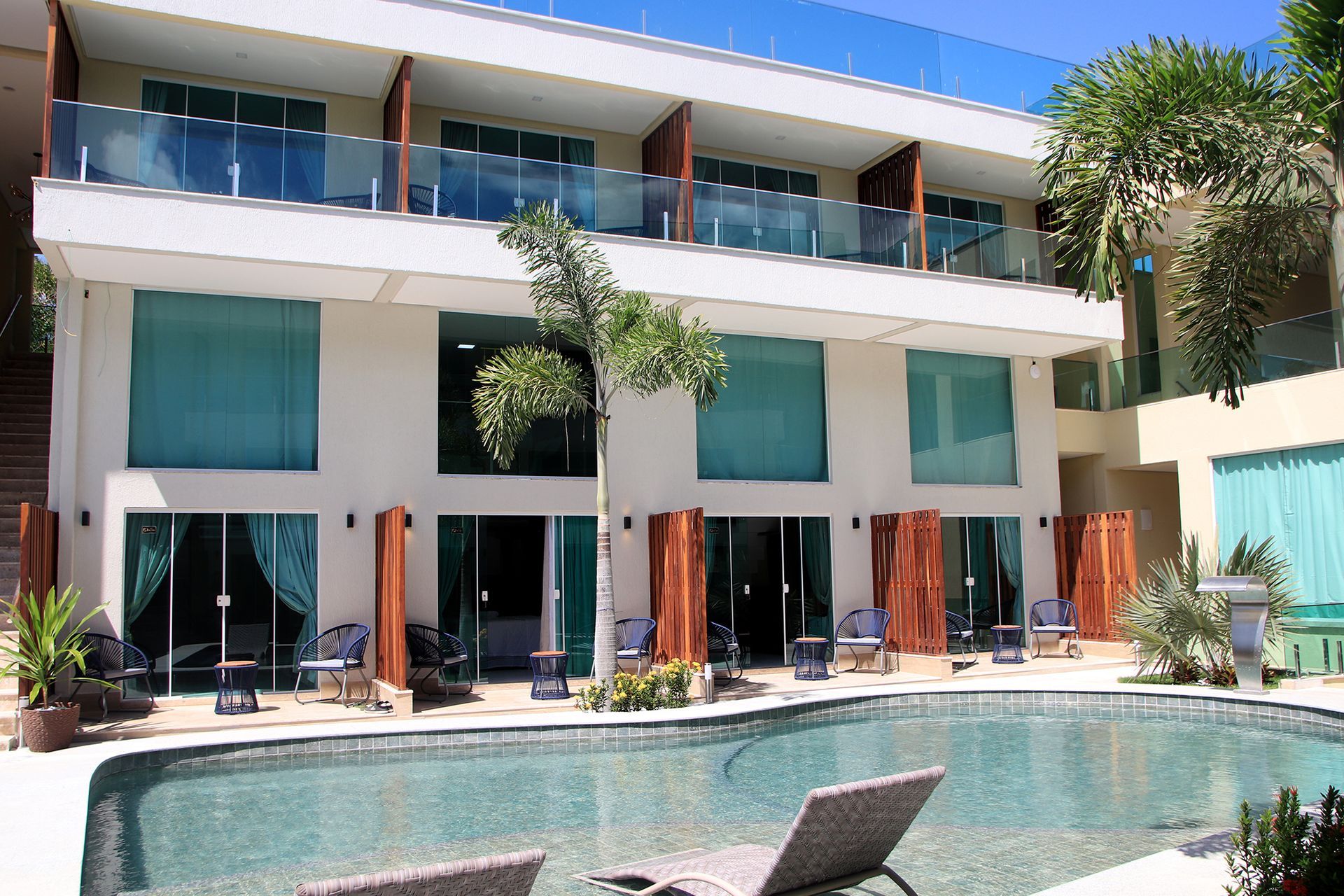 Um grande edifício com uma piscina em frente