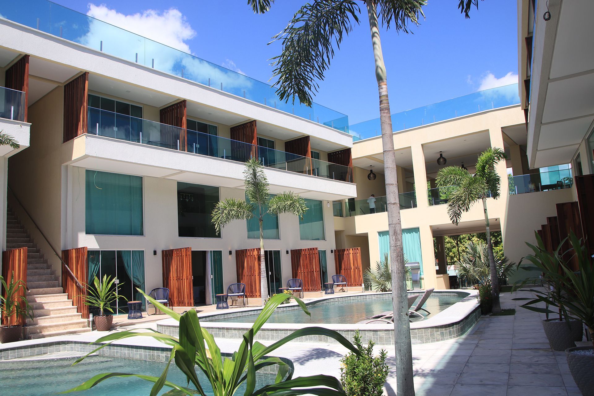 Um grande edifício com uma piscina em frente