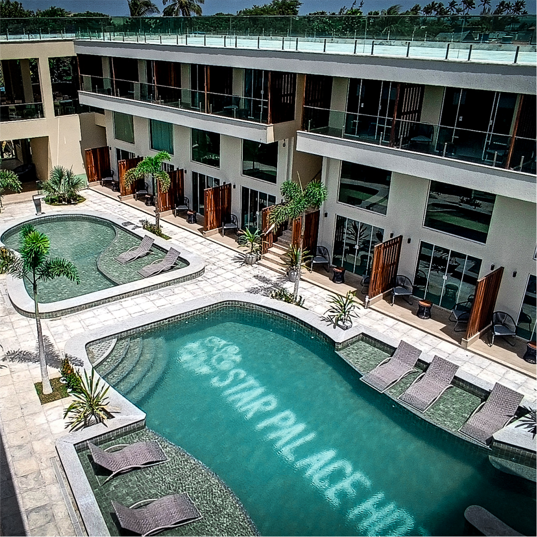 Uma vista aérea de um hotel com uma grande piscina