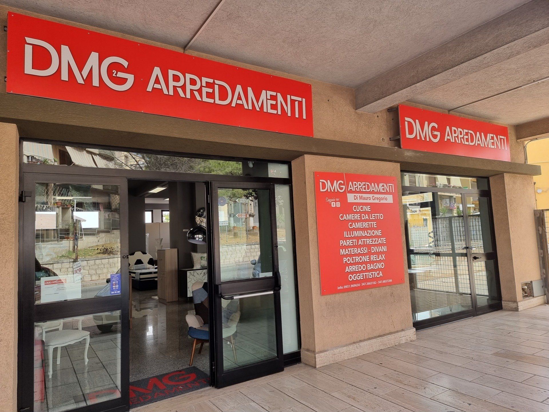 un salotto moderno con tre divani, due tavolini al centro e un lampadario