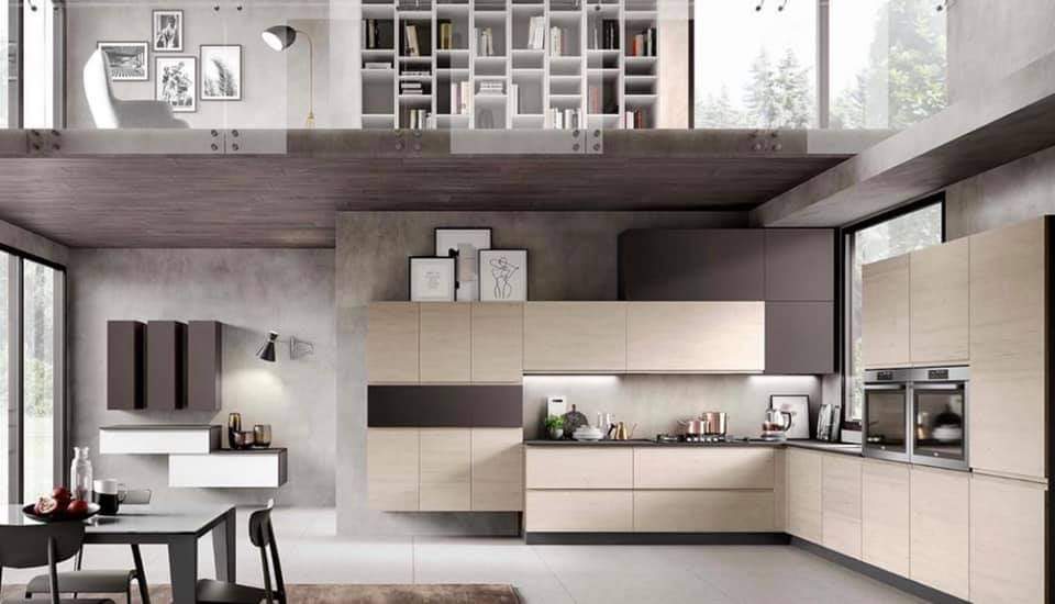 una cucina angolare con mobili bianchi