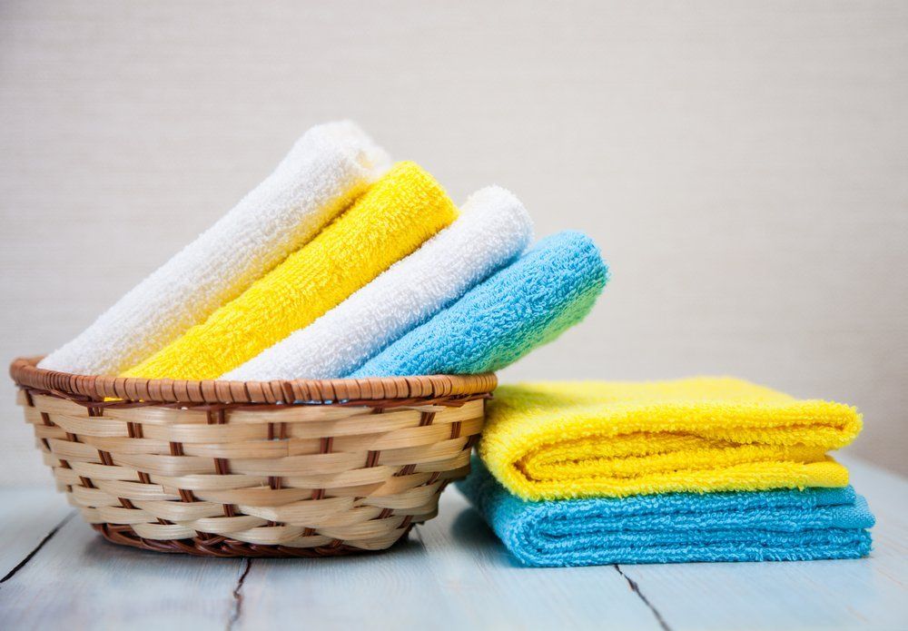 degli asciugamani di diversi colori