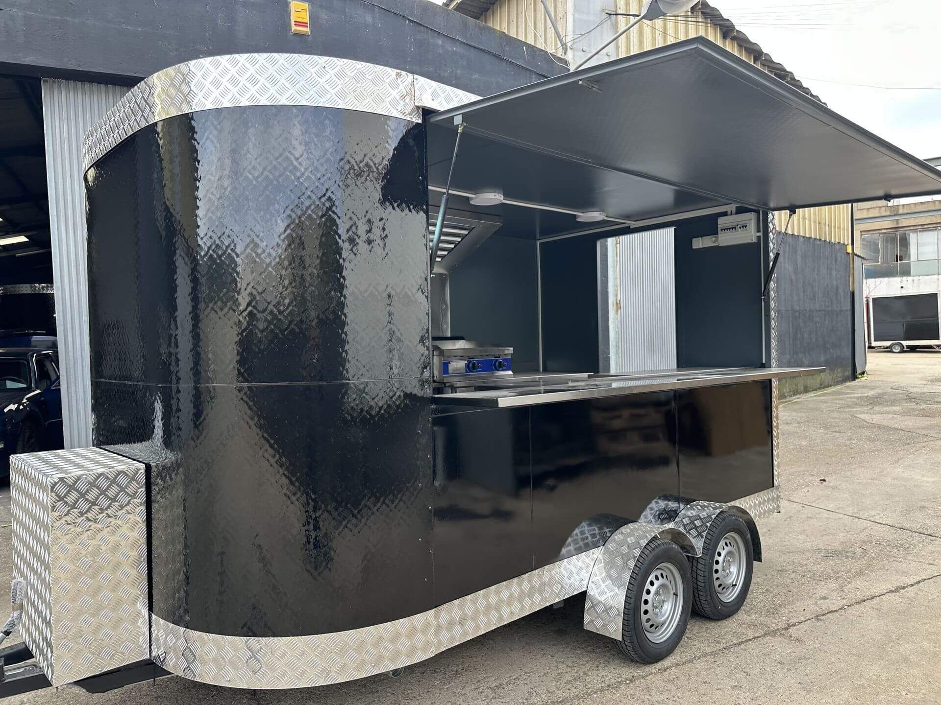Foodtruck Curvo 3.5x2x2 mts