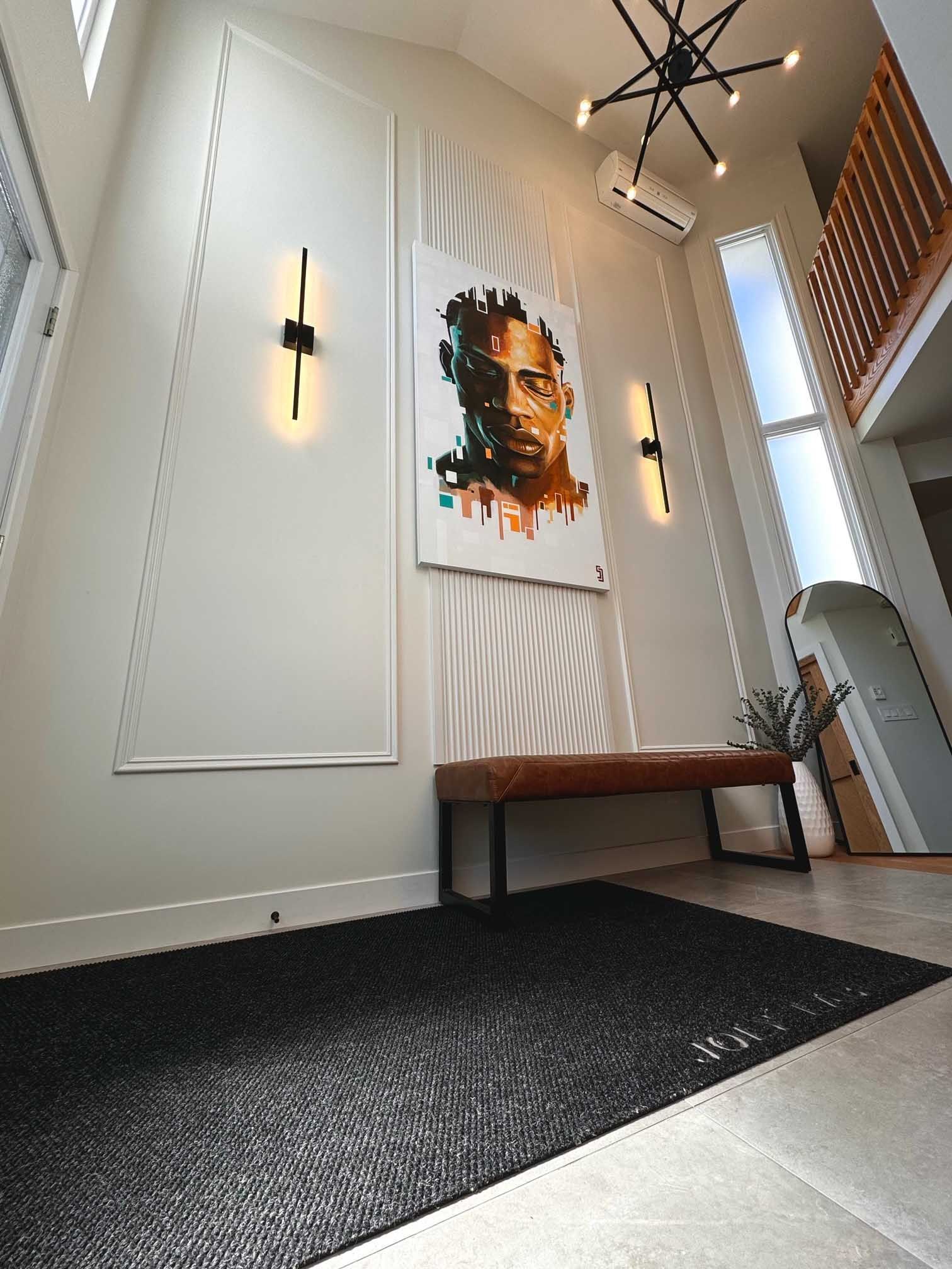 Scène de chevet : mur à motifs marron avec une lumière, une étagère, une bougie, des livres, un oreiller et une tête de lit.