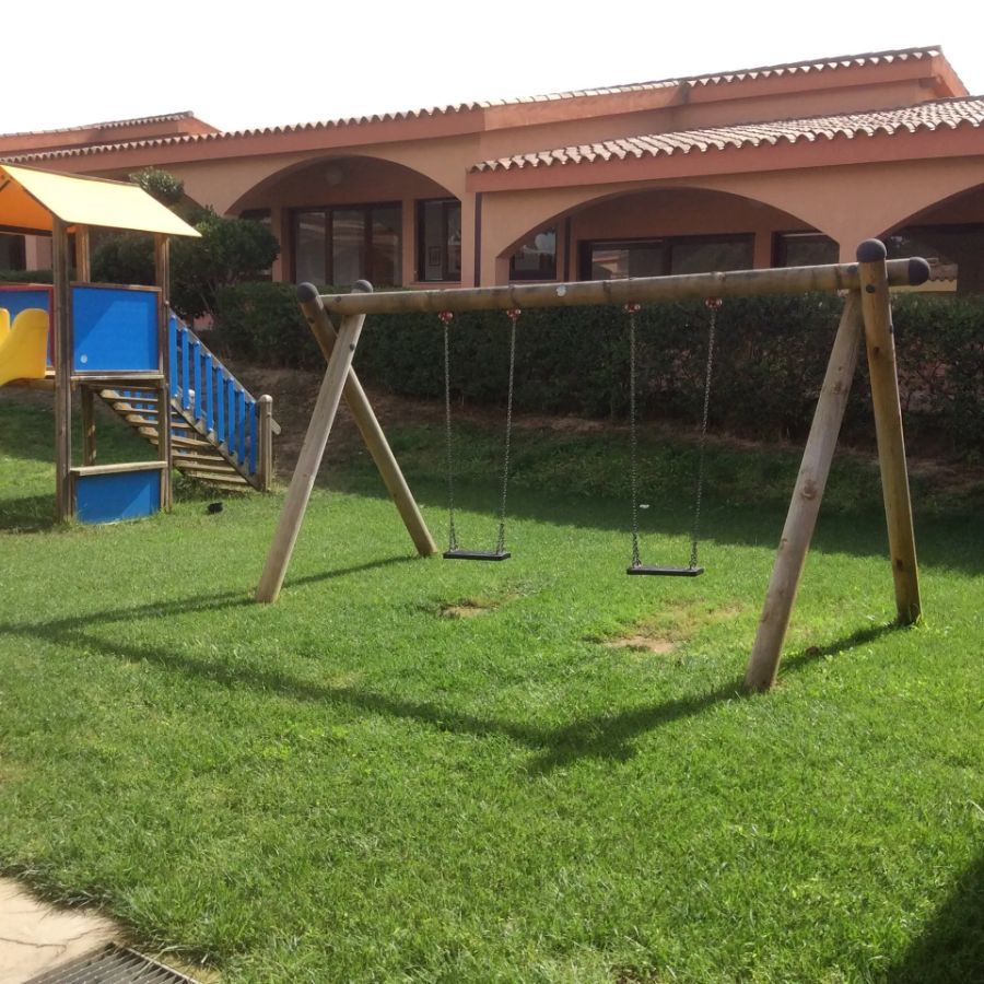 giardino con altalena