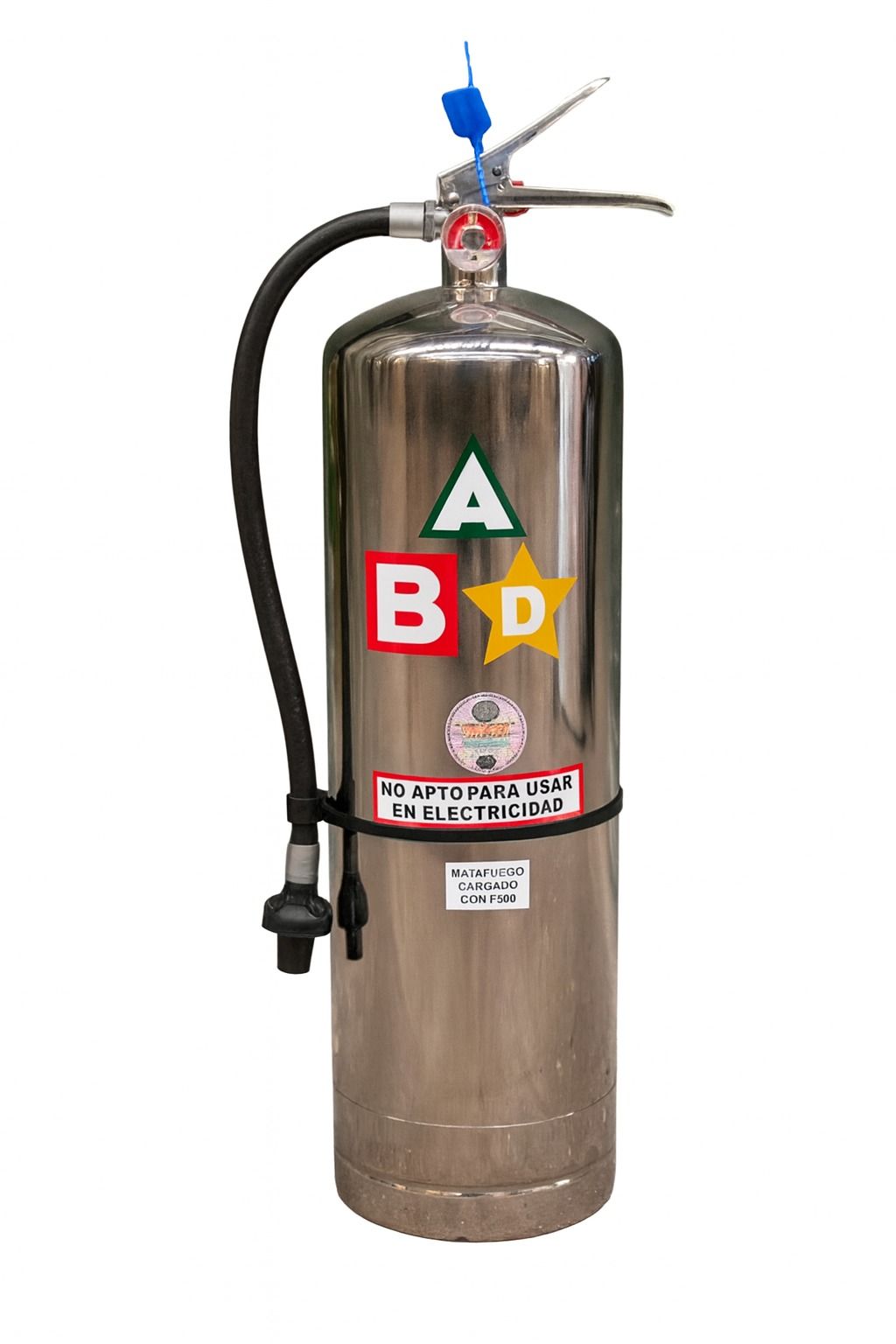 Extintor de acero inoxidable con etiquetas de clase de fuego A, B y D.