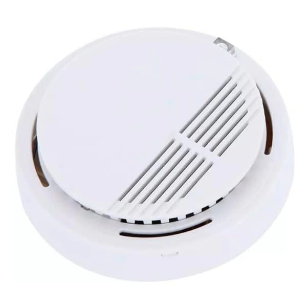 Detector de humo blanco con cuerpo redondo y ranuras de ventilación.