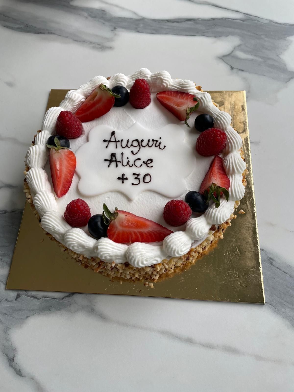 Torta di compleanno con la scritta 