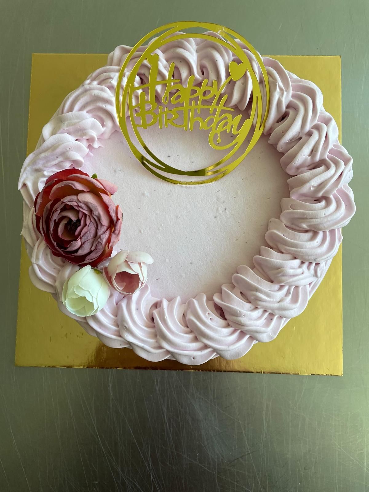 Torta glassata rosa con topper con la scritta 