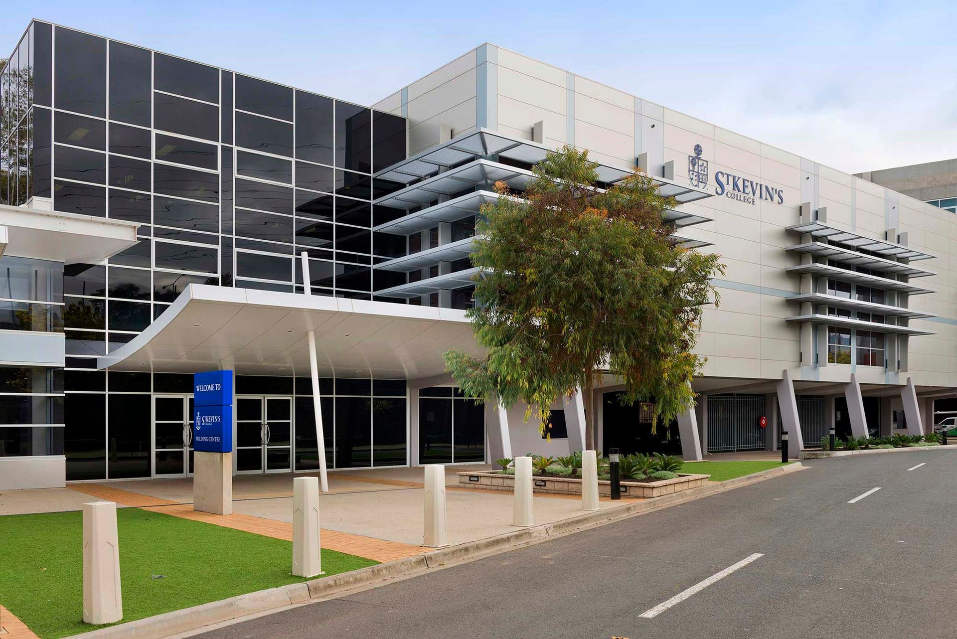 A large building with the word squires on it