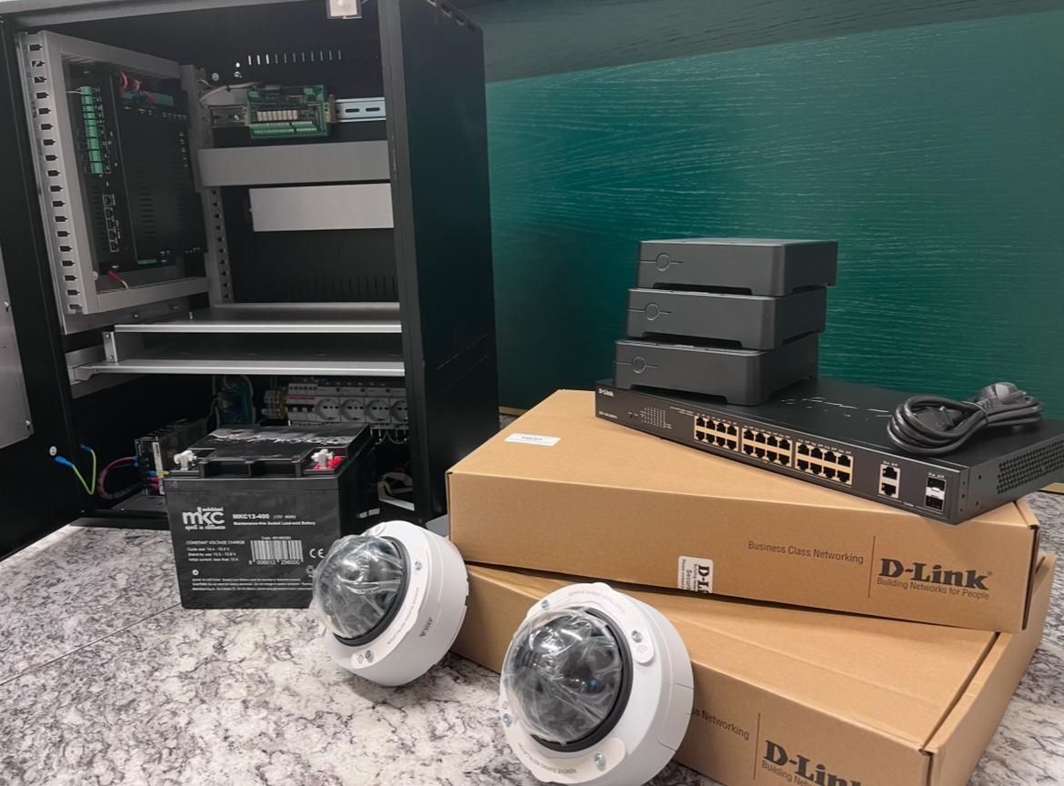 Tastiera del sistema di sicurezza e lettore di schede su una parete bianca.