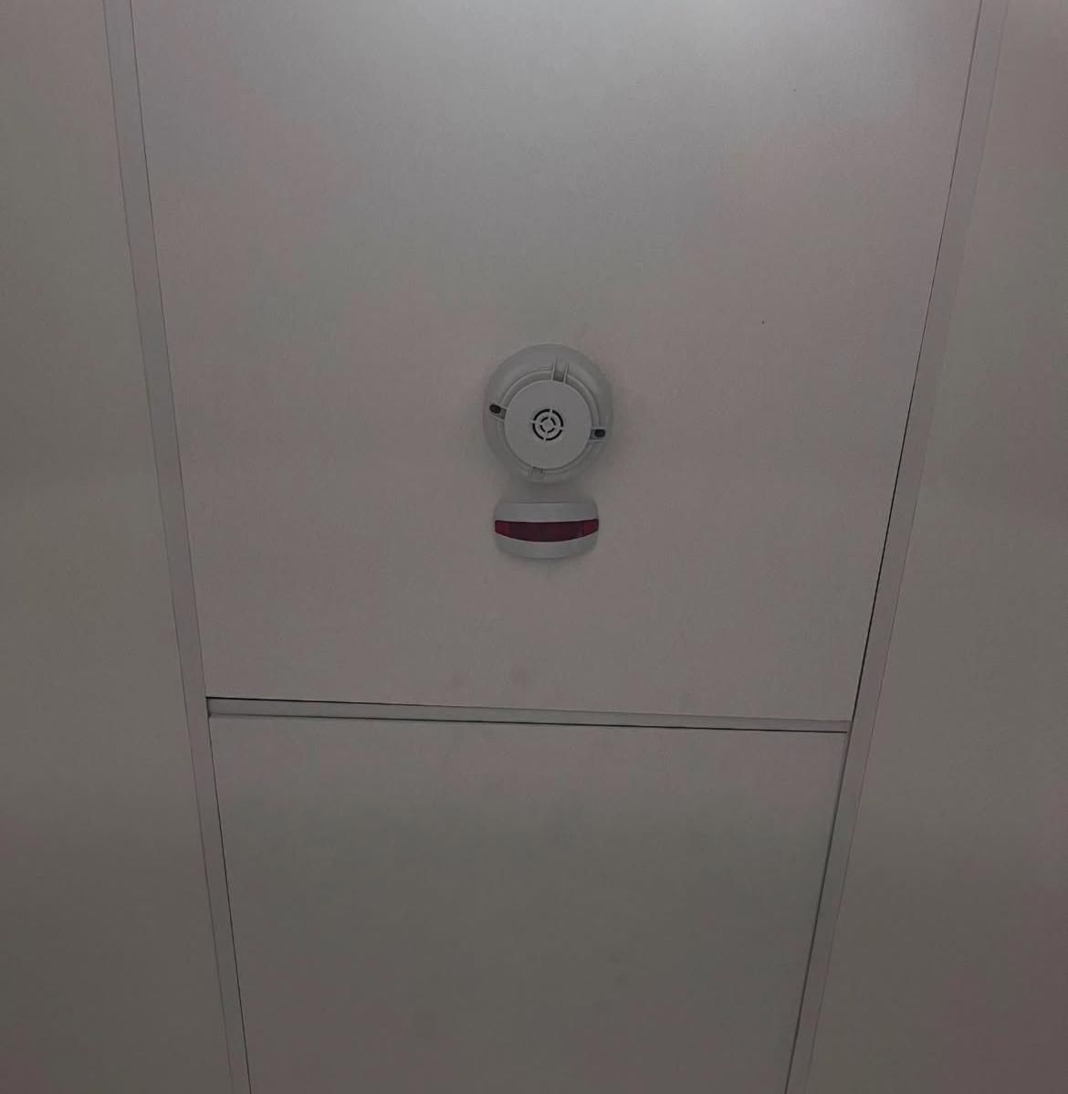 Tastiera del sistema di sicurezza e lettore di schede su una parete bianca.