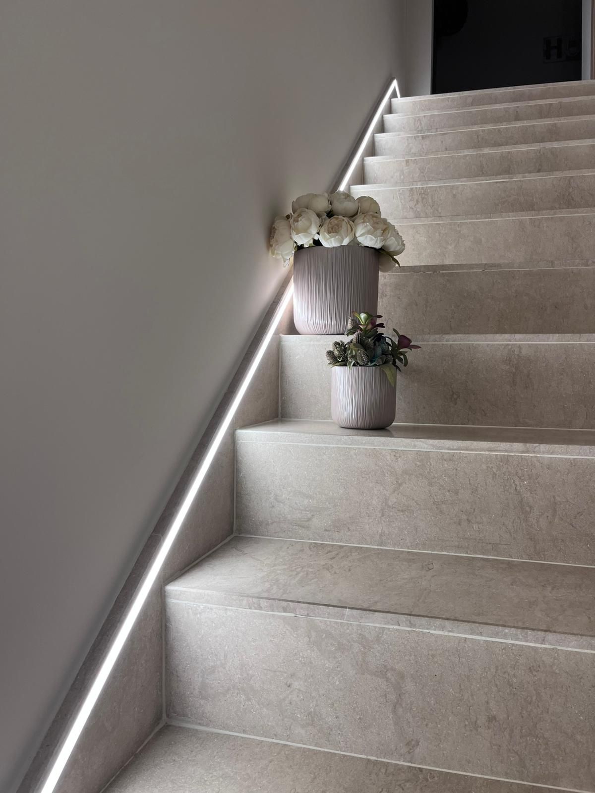 Scatola portafusibili elettrica con fili rossi e neri all'interno di un involucro bianco.