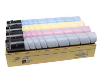 Cartuchos de tóner en varios colores (negro, cian, magenta, amarillo, azul claro) descansando en una caja de cartón.