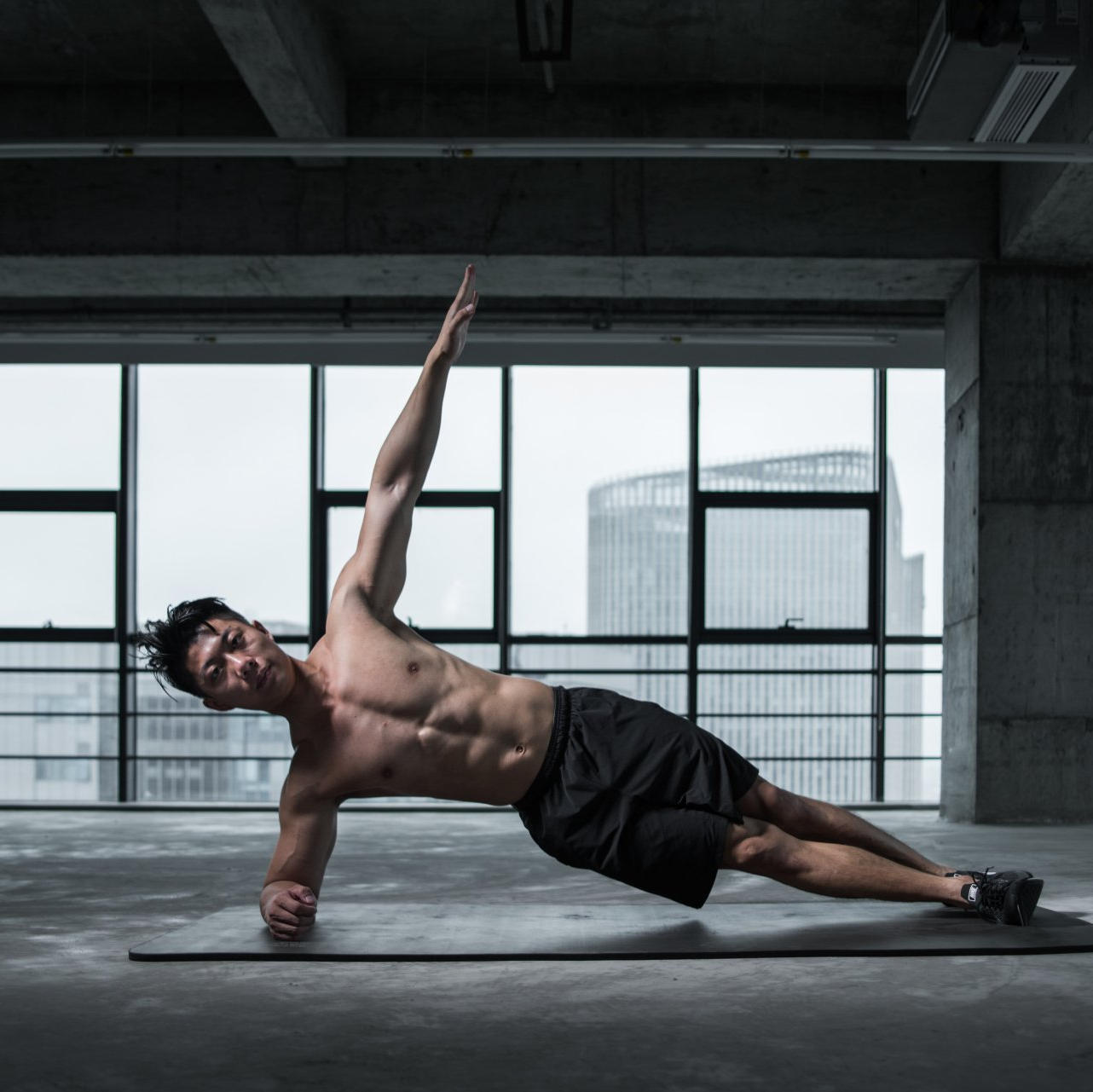 A person performing side plank exercises to train and strengthen the oblique muscles, focusing on core stability and posture improvement.