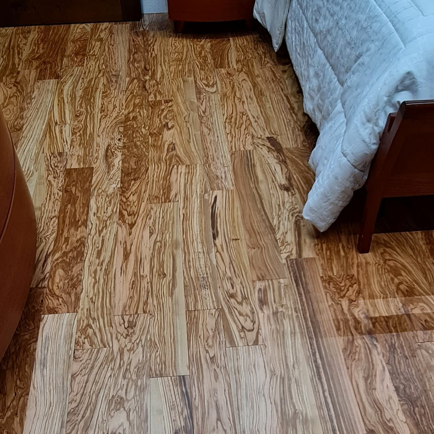 Una camera da letto con pavimenti in legno e un letto.
