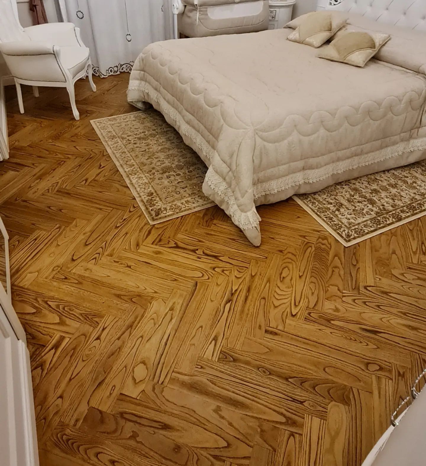 Una camera da letto con un letto e un tappeto sul pavimento