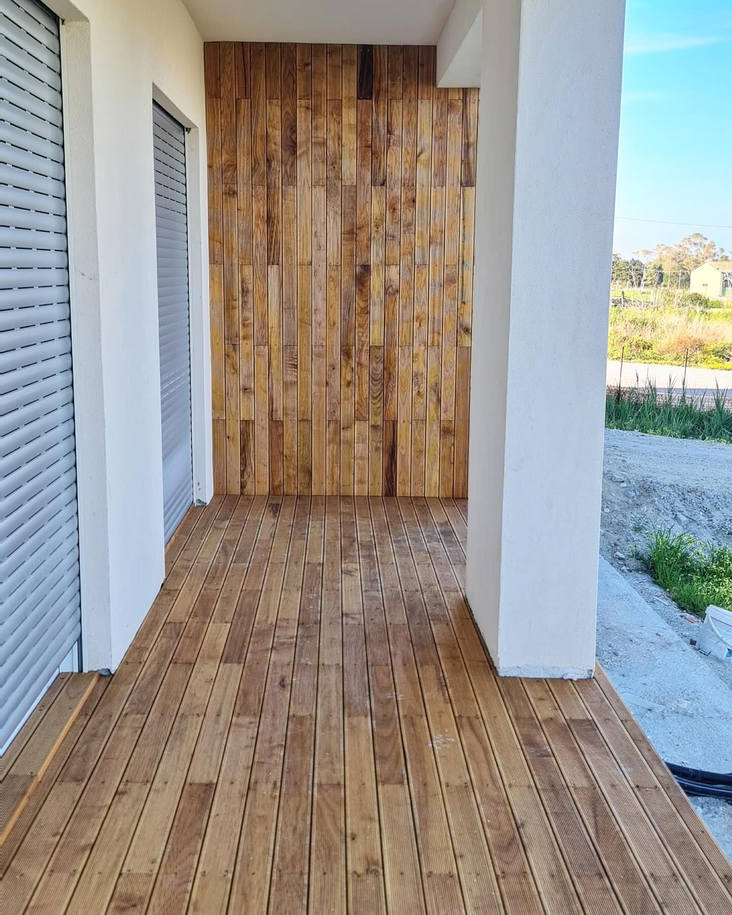Un ponte di legno con una parete di legno dietro
