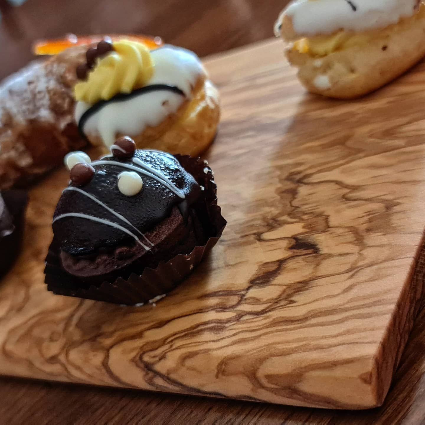 Un tagliere di legno con sopra una varietà di dessert