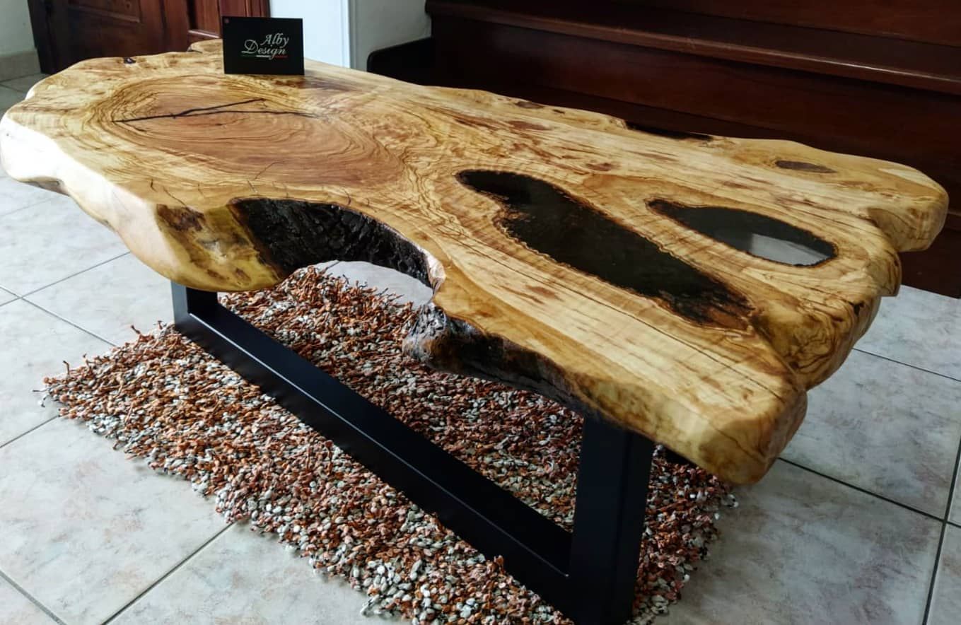 Un tavolo di legno è appoggiato su un tappeto nel soggiorno.
