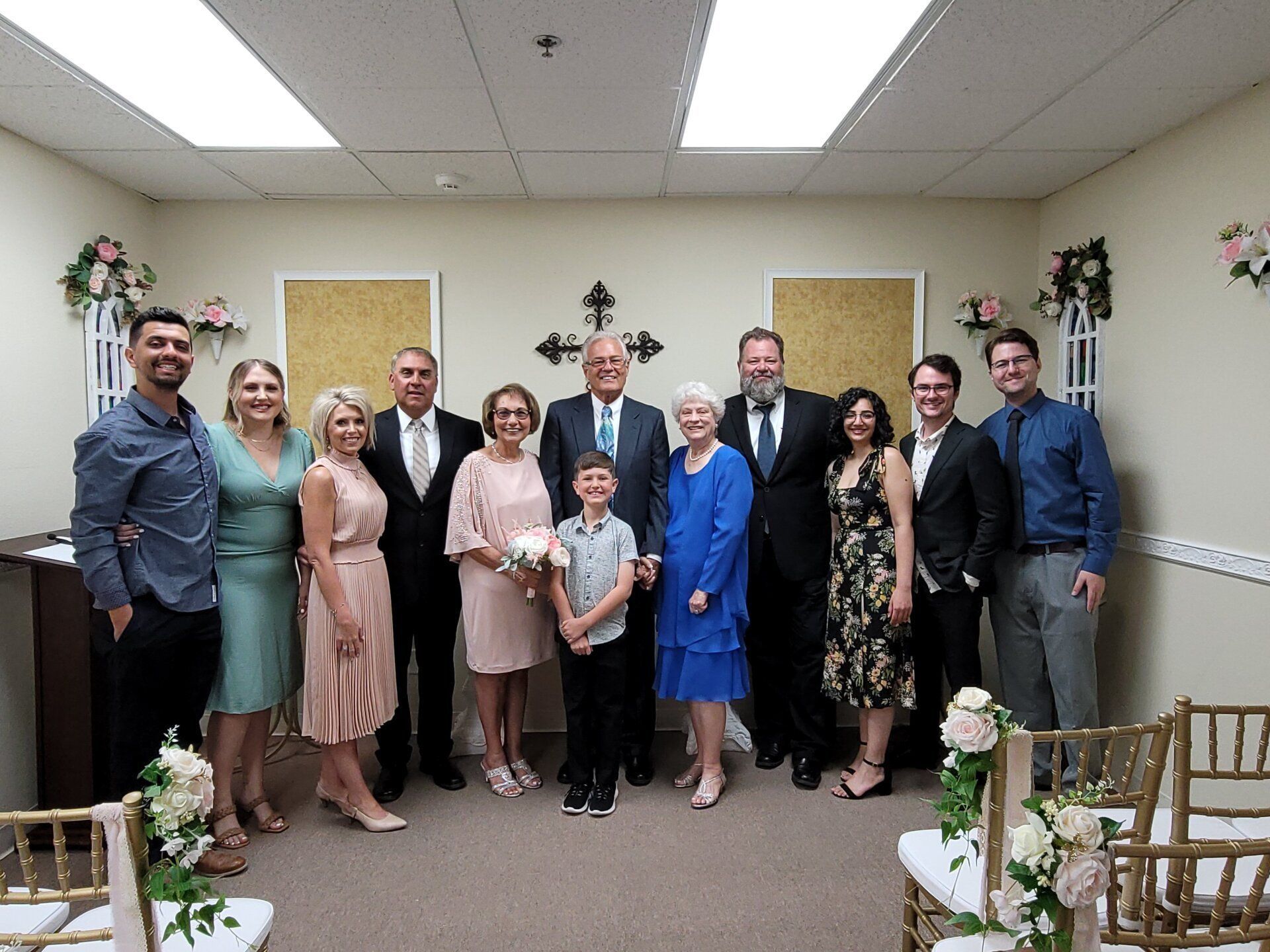 Family Photo of Couple and all in attendance for their vow renewal celebration in Rancho Mirage, CA