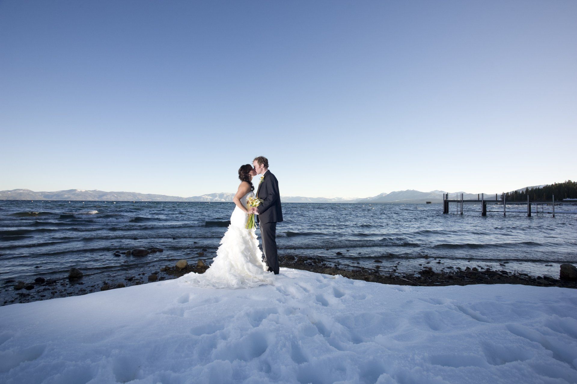 Couple nuptial in a snow covered shoreline