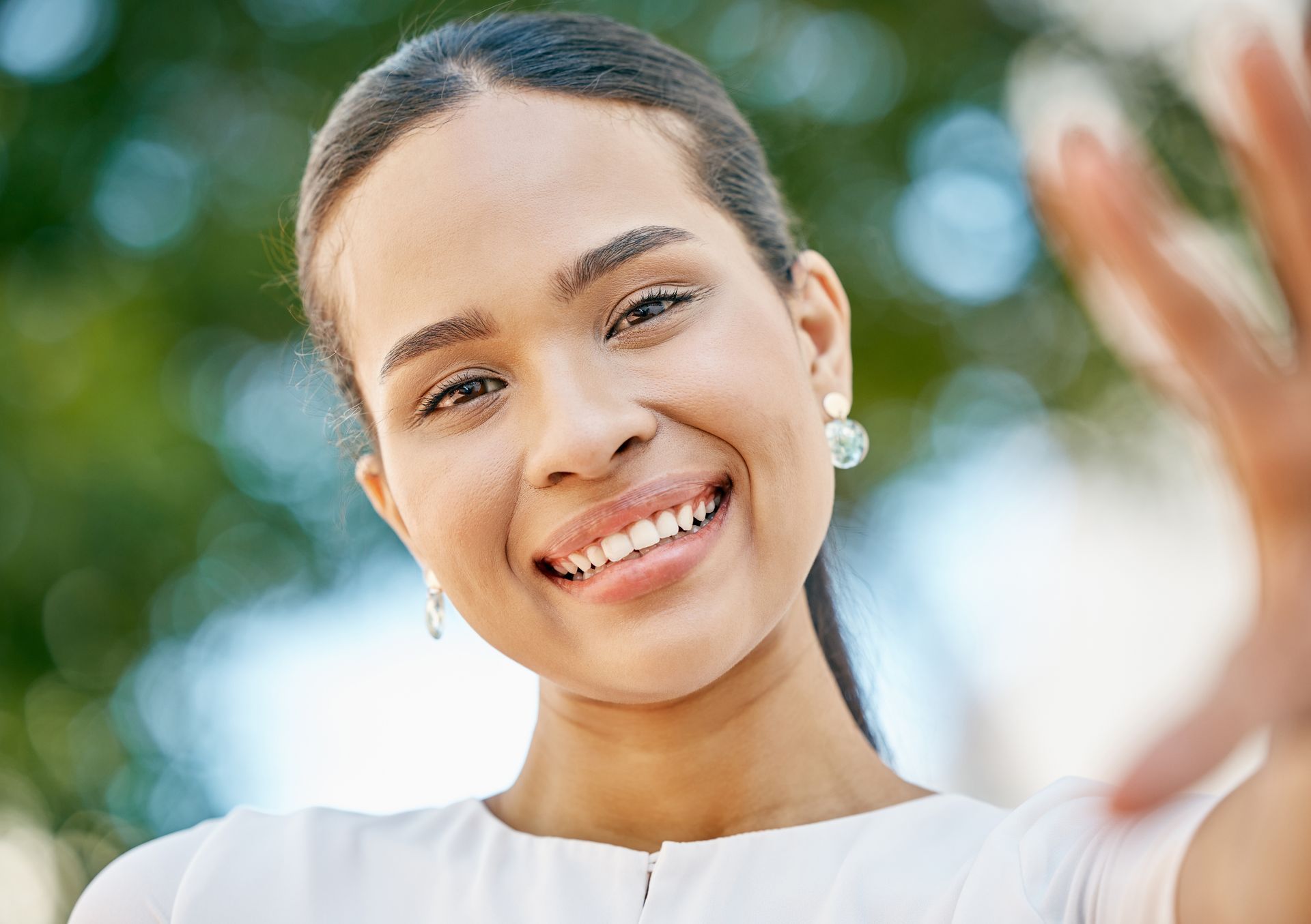 woman smiling after same-day dental care | Locate a same-day dentist in Four Corners, FL.